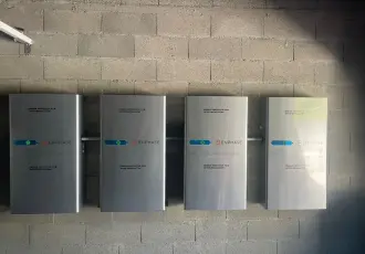des panneaux solaires sur le toit d'une maison en montagne