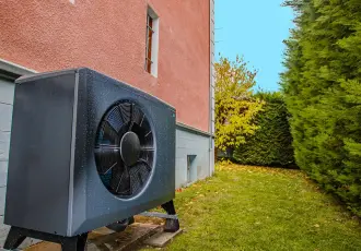 pompe à chaleur installée au bord d'une maison