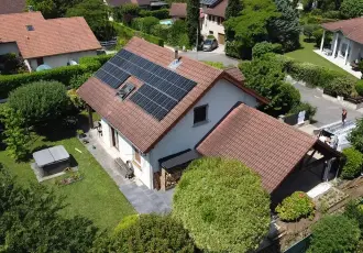panneaux solaires installés sur un toit de maison