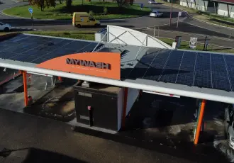 pompe à chaleur installée au bord d'une maison