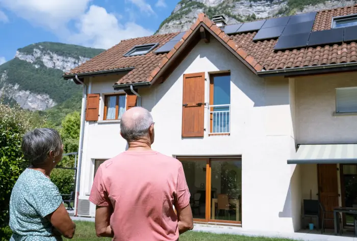 des panneaux solaires installés sur le toit d'une maison à Lyon