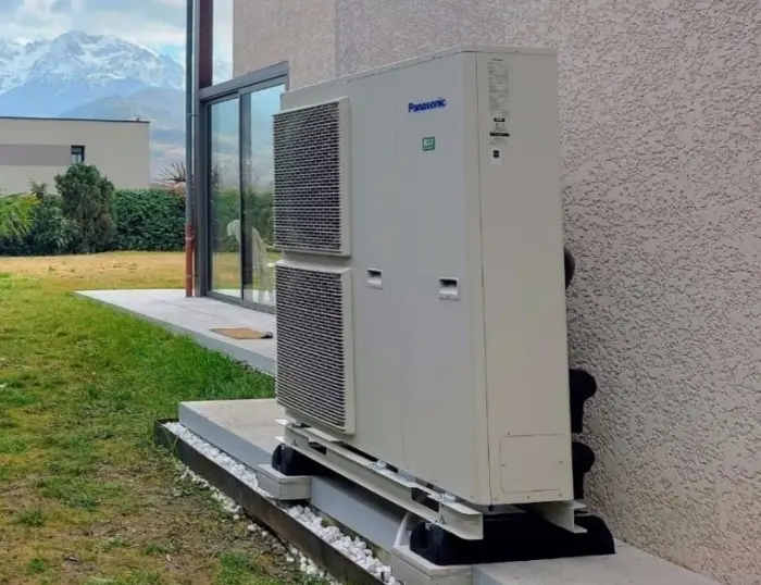 Installation d’une pompe à chaleur Panasonic Aquarea couplée à une toiture photovoltaïque à St Ismier