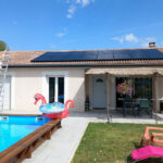 Vue d'une maison avec pânneaux solaires et piscine, réalisation Domosolaris Valence, installateur de panneau photovoltaique agréé