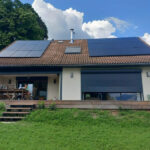 Photo de maison avec tuiles solaires - installation photovoltaique réalisée par Domosolaris Valence installateur de panneau photovoltaique agréé