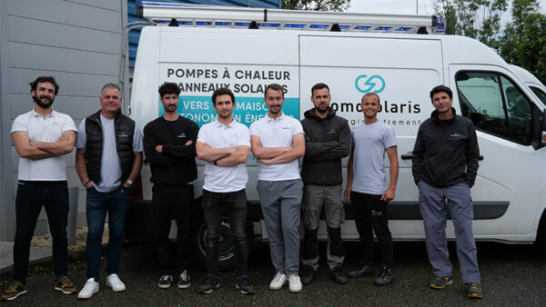 photo de l equipe complète Domosolaris Annecy installateur photovoltaique haute savoie installateur pompe a chaleur haute savoie