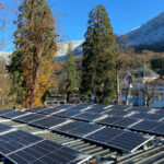 Exemple de chantier solaire sur toit bac acier, réalisé par Domosolaris Annecy, spécialiste panneau-solaire-batiment-industriel