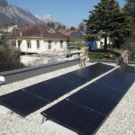 Exemple de solution lestée panneaux solaires sur toit terrasse, réalisée par Domosolaris Valence spécialiste panneau solaire bâtiment industriel