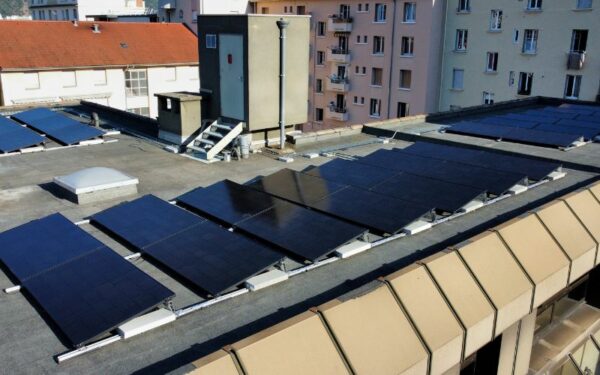 Domosolaris vue d'un toit terrasse avec panneaux solaires lestés