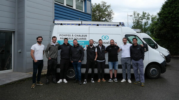 photo de l equipe complète Domosolaris Valence installateur pompe a chaleur et panneaux solaires photovoltaique drome ardèche