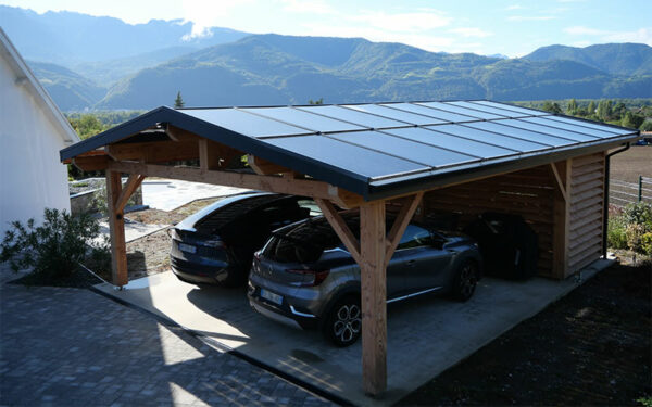 Photo 2 voitures garées dans carport photovoltaique charpente bois