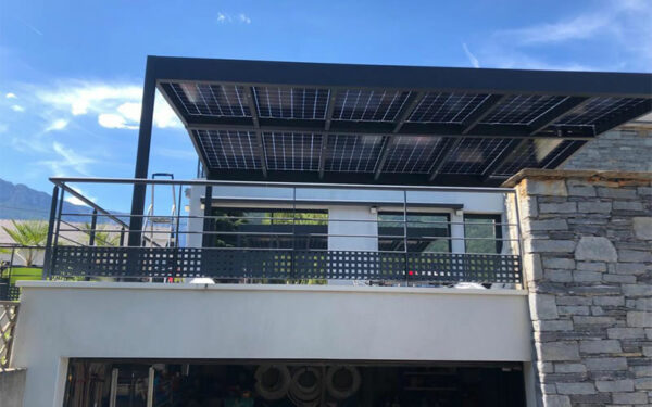 Exemple de carport photovoltaique en utilisation pergola sur terrasse
