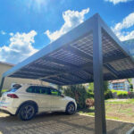 Exemple de caport solaire 2 places toit plat - réalisation Domosolaris Annecy, spécialiste carport photovoltaique