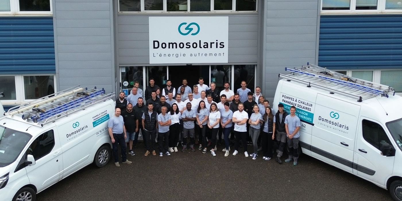 équipe Domosolaris devant bâtiment du siège Grenoble installateur de panneau photovoltaique agréé installateur pompe a chaleur