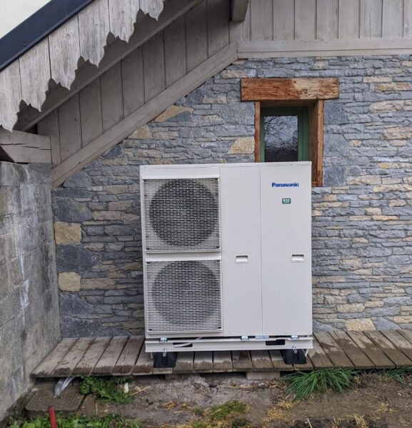 Vue d un ventilateur pompe chaleur Panasonic en extérieur installé par Domosolaris installateur pompe a chaleur agréé