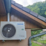 Vue accroche murale sous toiture groupe extérieur pac, par Domosolaris Annecy installateur pompe a chaleur agréé Savoie et Haute Savoie