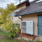 Vue extérieure de maison avec ventilateurs pompe à chaleur, chantier de Domosolaris installateur RGE pompe à chaleur