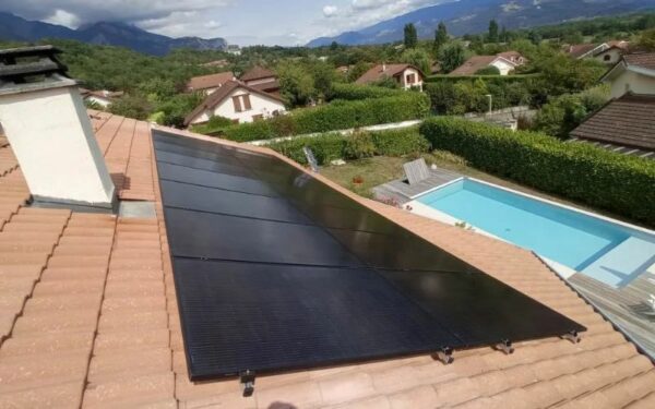 Domosolaris maison autonome en énergie : couplage panneau solaire et pompe et chauffage piscine