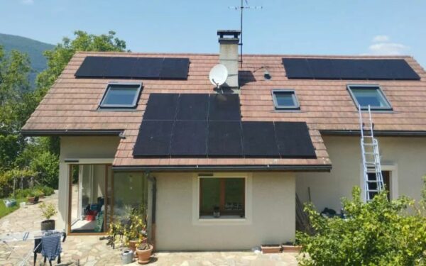 Domosolaris maison autonome en énergie: intégration panneaux solaires en surimposition toiture