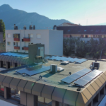 Vue du toit du batîment Actimemori Notaires - panneau solaire pour entreprise installé par Domosolaris Grenoble