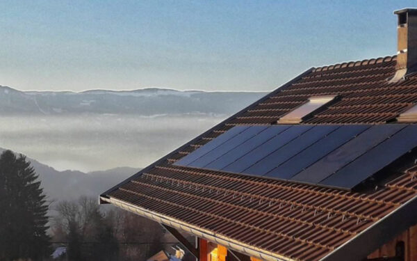 vue du toit d'une villa avec panneaux solaires surimposition par Domosolaris installateur de panneau photovoltaique agréé