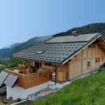 exemple d'installation solaire sur un chalet de montagne situé en Isère